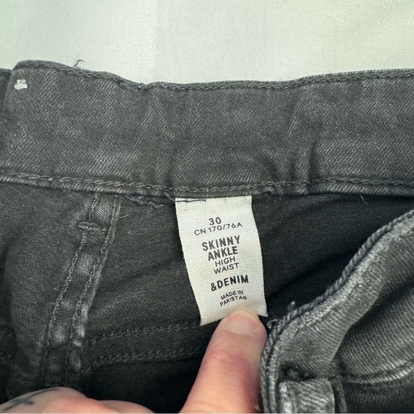 H&M High Waist Skinny Destroyed Jeans - Picture 4 of 4
